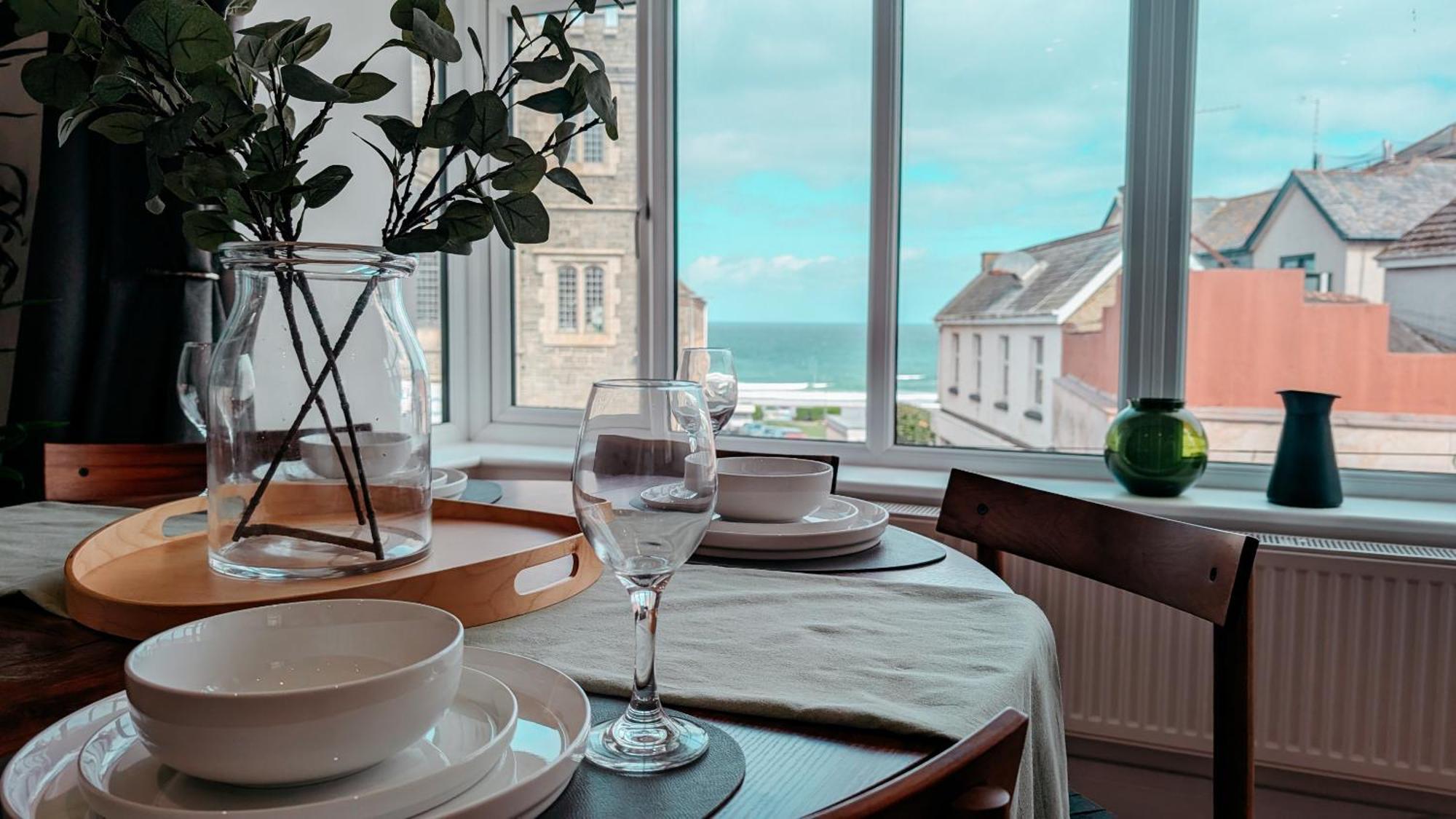 Central Apartment- Stunning Sea Views- 100M To Beach- Brand New For 2025- Sleeps 6 New Quay Exterior foto