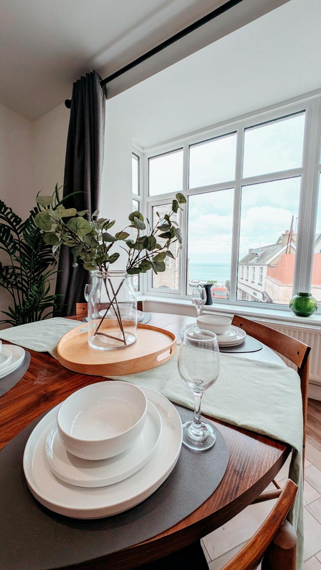 Central Apartment- Stunning Sea Views- 100M To Beach- Brand New For 2025- Sleeps 6 New Quay Exterior foto
