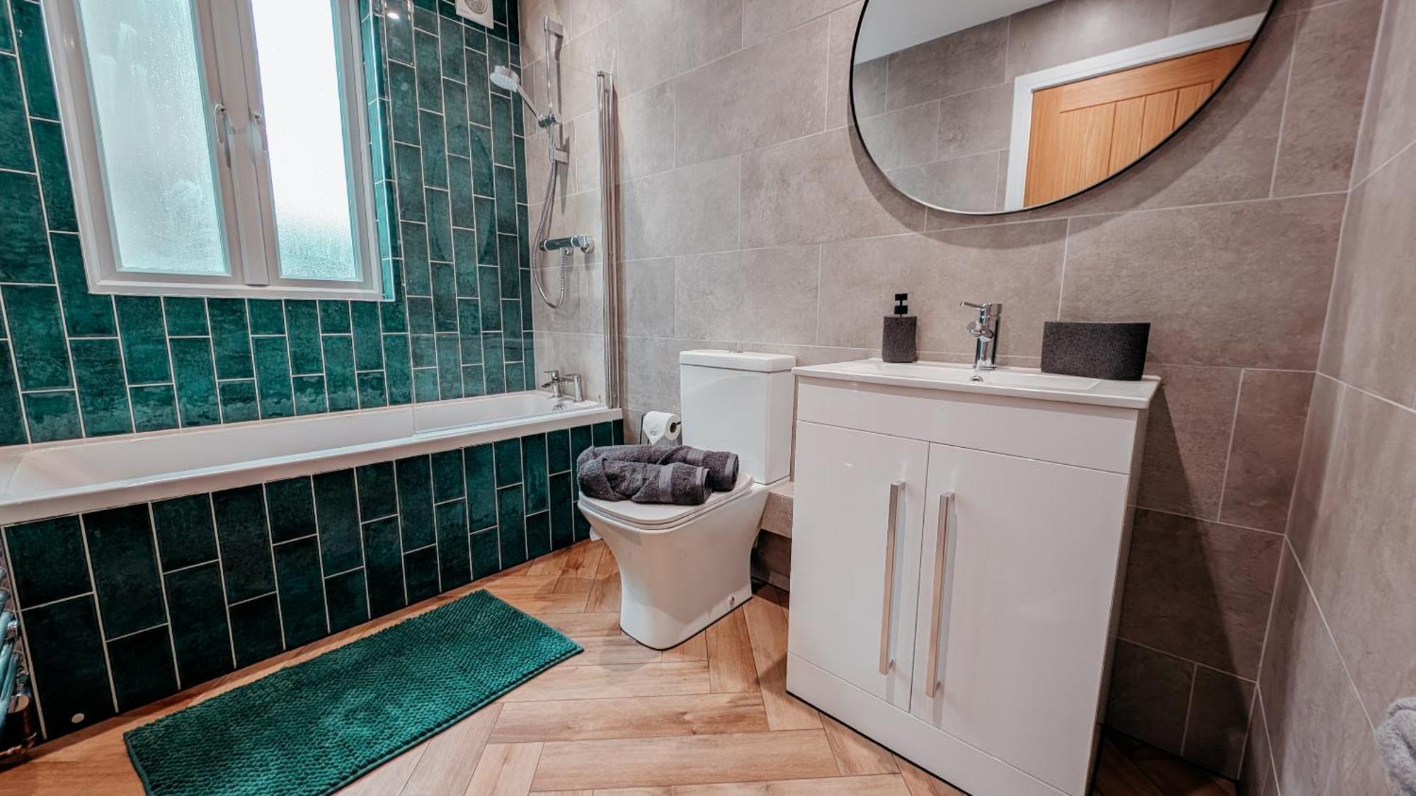 Central Apartment- Stunning Sea Views- 100M To Beach- Brand New For 2025- Sleeps 6 New Quay Exterior foto